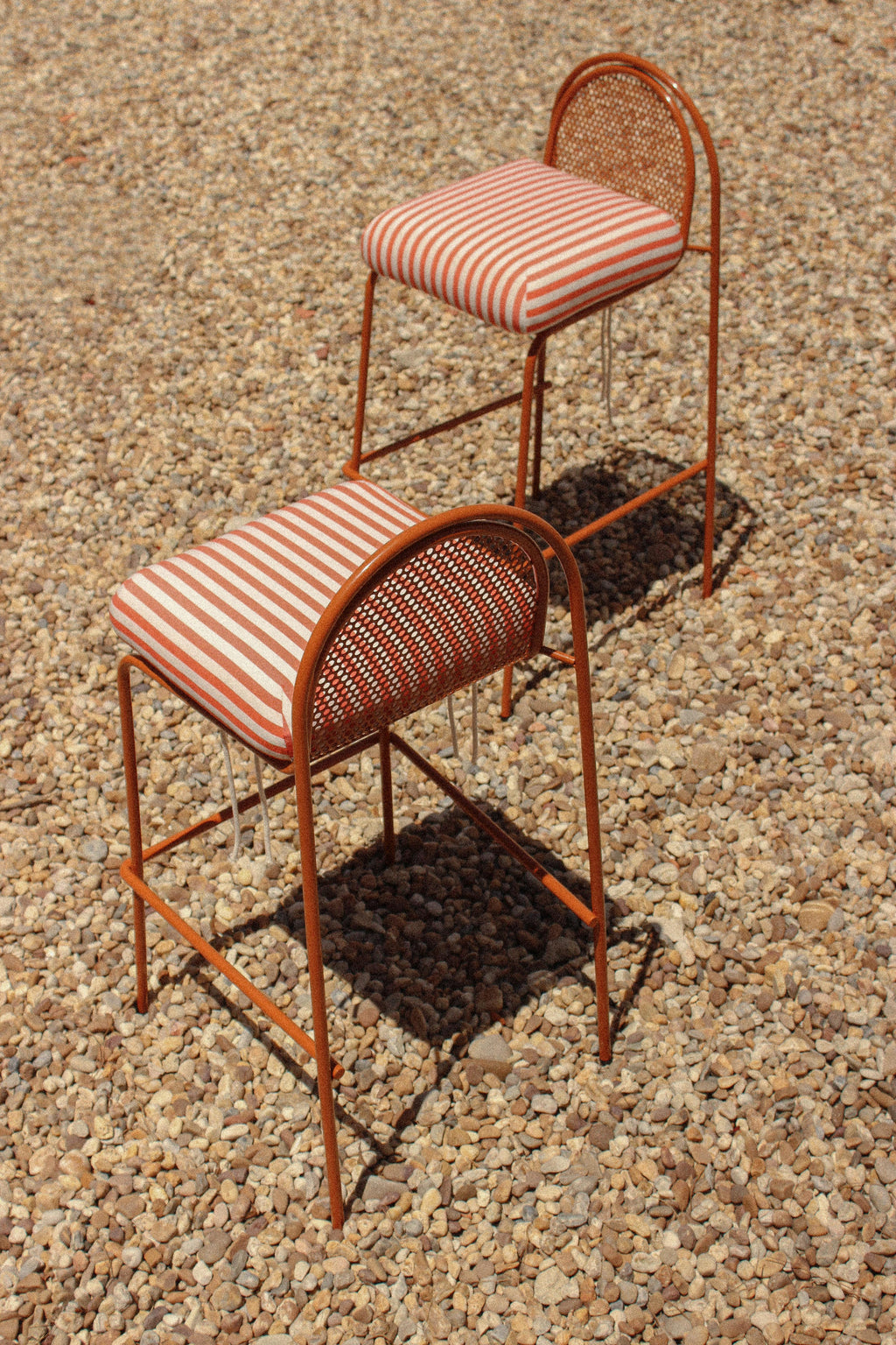 https://a.1stdibscdn.com/contemporary-riviera-bar-chair-in-lacquered-ivory-metal-for-outdoors-for-sale-picture-5/f_40973/f_468956121759416808429/10_master.jpg