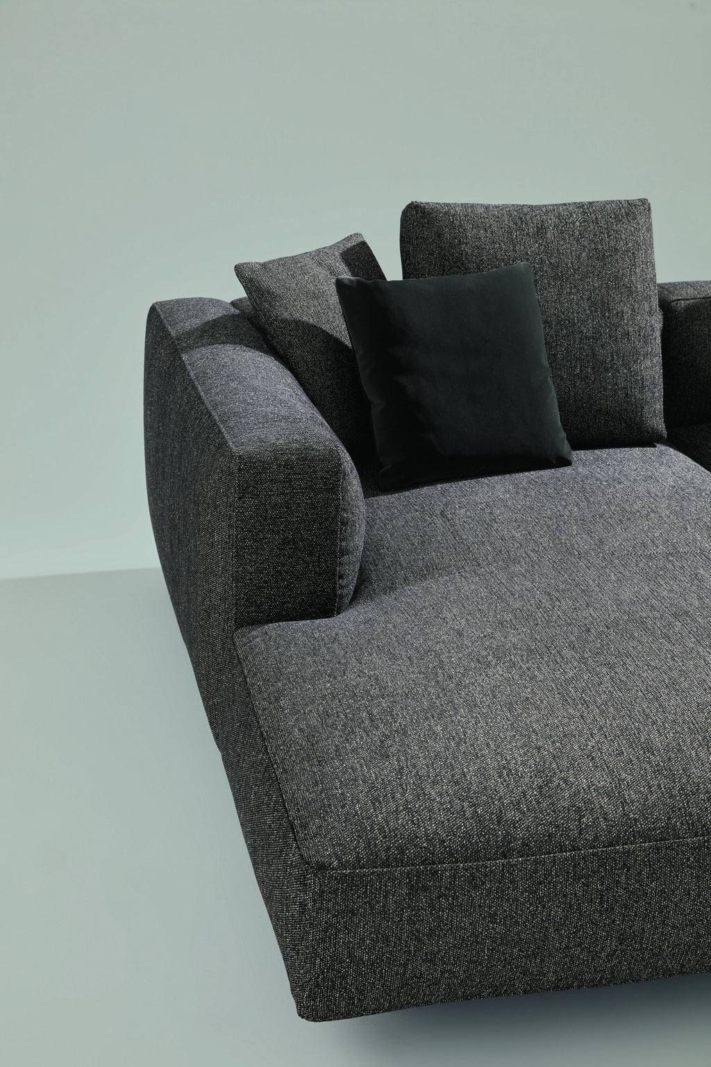 https://a.1stdibscdn.com/zanotta-pianoalto-modular-sofa-in-grey-fabric-by-ludovica-roberto-palomba-for-sale-picture-2/22569652/f_288794321653912078469/1272_9IP01_Viburno28017_02_master.jpg