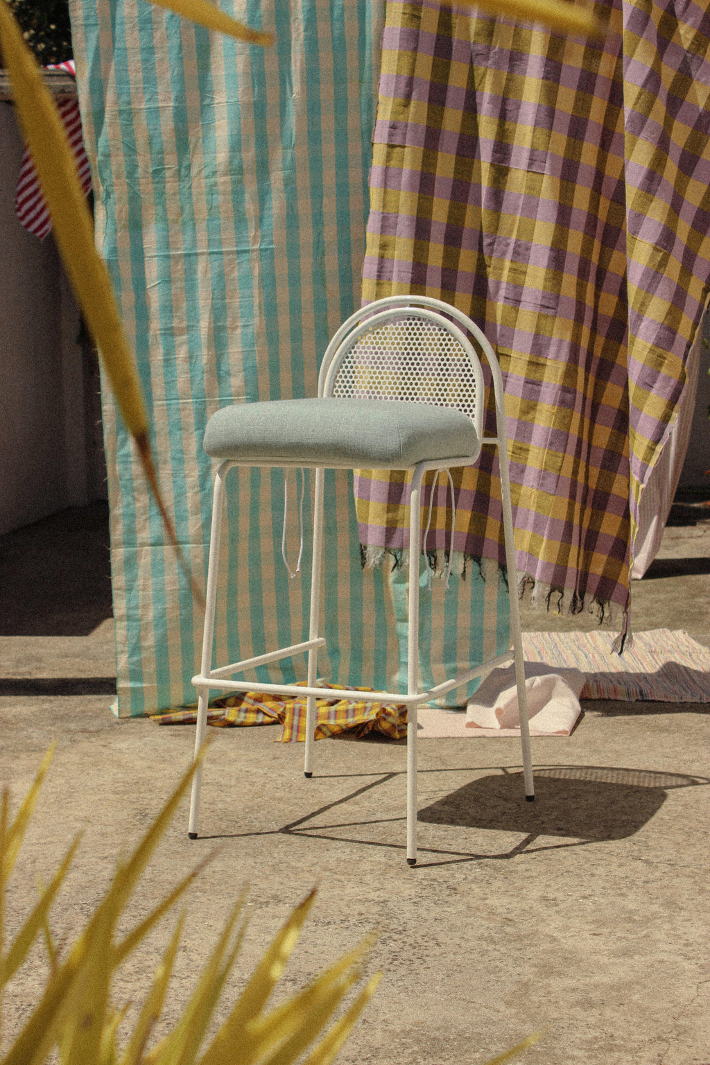 https://a.1stdibscdn.com/contemporary-riviera-bar-chair-in-lacquered-gold-metal-for-outdoors-for-sale-picture-6/f_40973/f_468954021759416386115/12_master.jpg
