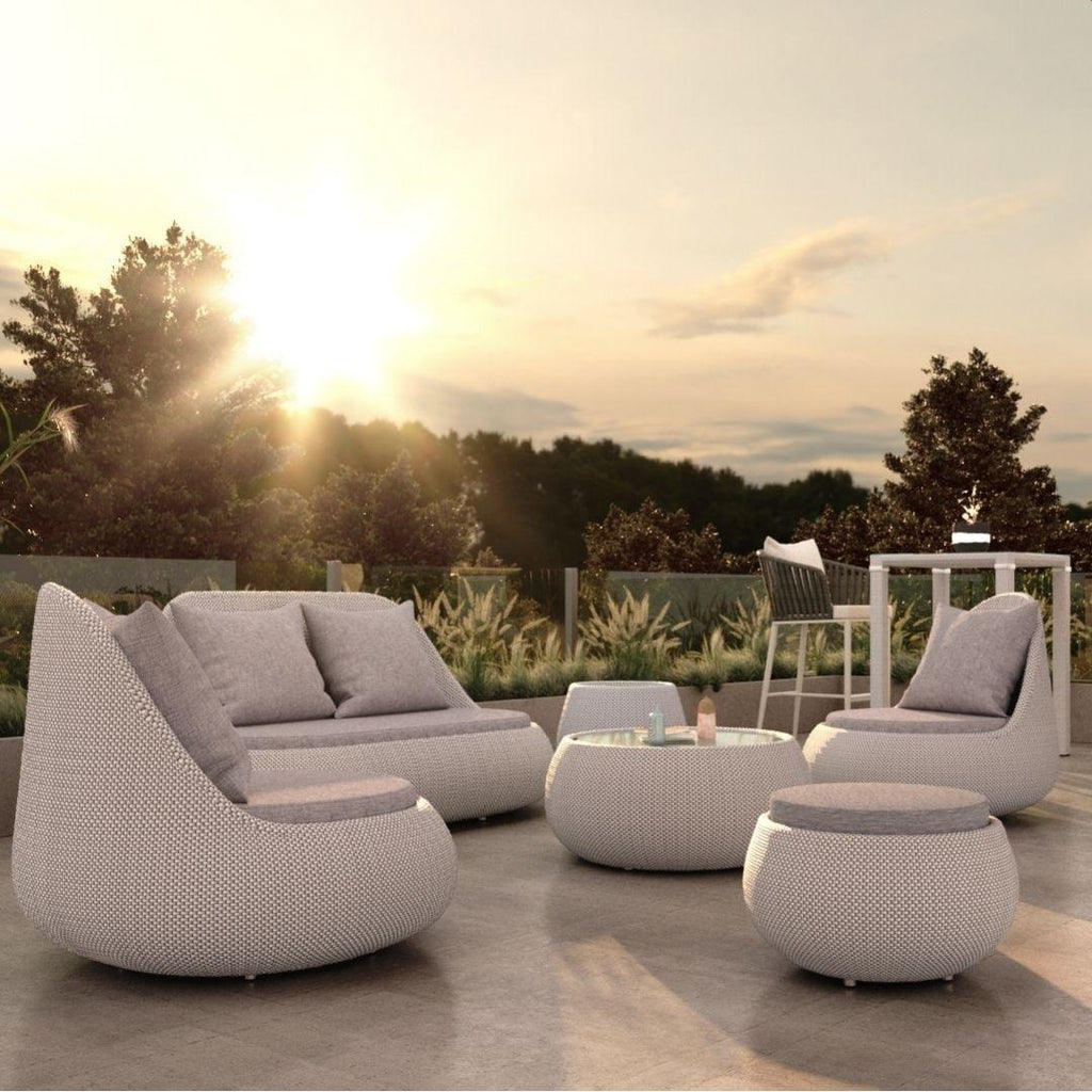 https://a.1stdibscdn.com/outdoor-2-seater-braided-sofa-in-silver-white-wicker-for-sale-picture-5/f_27693/f_323194621674163438959/138_Onyx_Outdoor_Lounge_Balcony_Furniture_1920x1080px_master.jpg