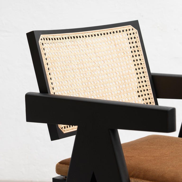 https://a.1stdibscdn.com/pierre-jeanneret-051-capitol-complex-office-chair-with-cushion-by-cassina-for-sale-picture-4/f_14272/f_322679821673952748582/13Dec_baixa_165_master.jpg?width=768
