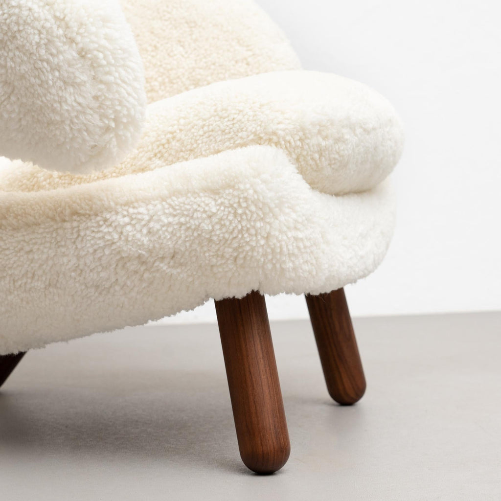 https://a.1stdibscdn.com/set-of-two-finn-juhl-pelican-chair-upholstered-in-gotland-sheepskin-for-sale-picture-10/f_14272/f_265775721639735300691/13Dec_baixa_387_master.jpg