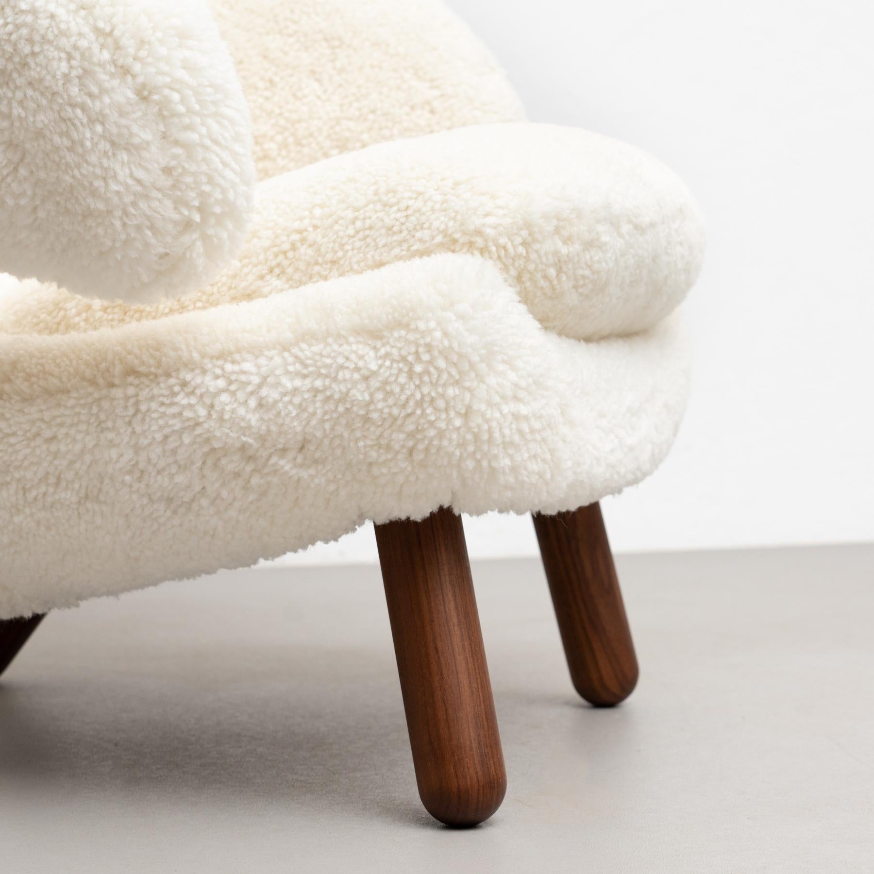 https://a.1stdibscdn.com/set-of-two-finn-juhl-pelican-chair-upholstered-in-gotland-sheepskin-for-sale-picture-10/f_14272/f_265775721639735300691/13Dec_baixa_387_master.jpg