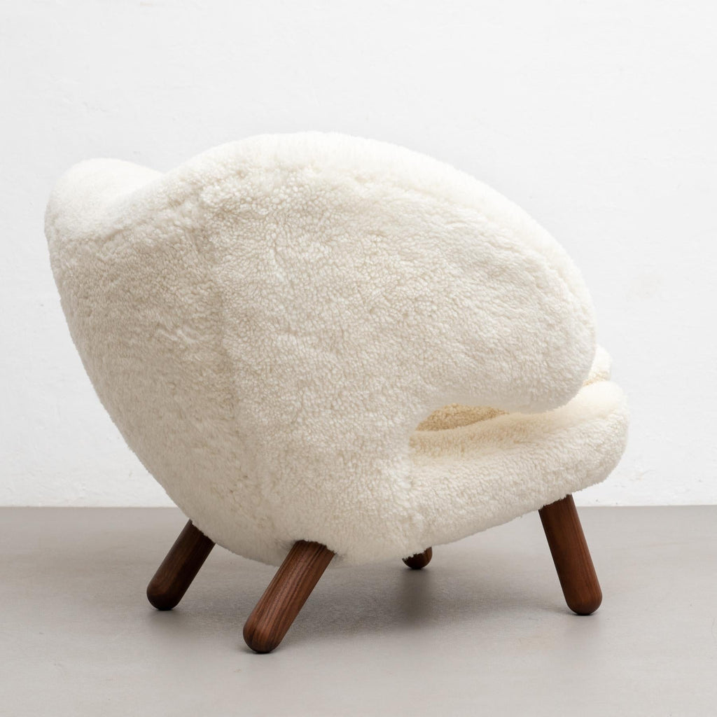 https://a.1stdibscdn.com/set-of-two-finn-juhl-pelican-chair-upholstered-in-gotland-sheepskin-for-sale-picture-12/f_14272/f_265775721639735301592/13Dec_baixa_389_master.jpg