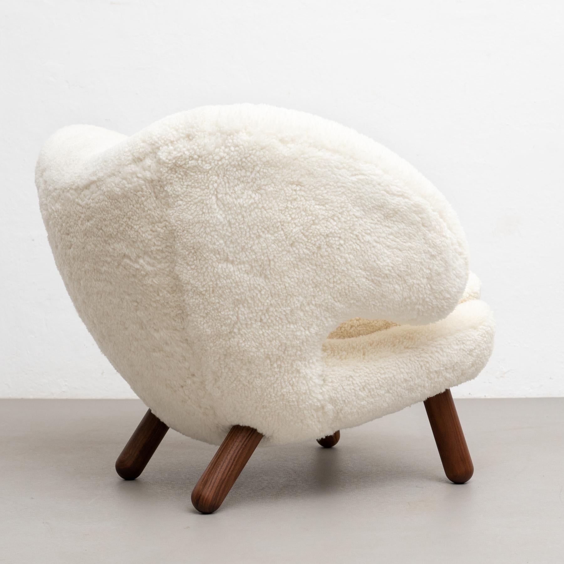 https://a.1stdibscdn.com/set-of-two-finn-juhl-pelican-chair-upholstered-in-gotland-sheepskin-for-sale-picture-12/f_14272/f_265775721639735301592/13Dec_baixa_389_master.jpg
