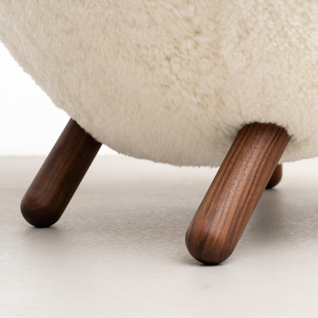https://a.1stdibscdn.com/set-of-two-finn-juhl-pelican-chair-upholstered-in-gotland-sheepskin-for-sale-picture-5/f_14272/f_265775721639735301970/13Dec_baixa_391_master.jpg