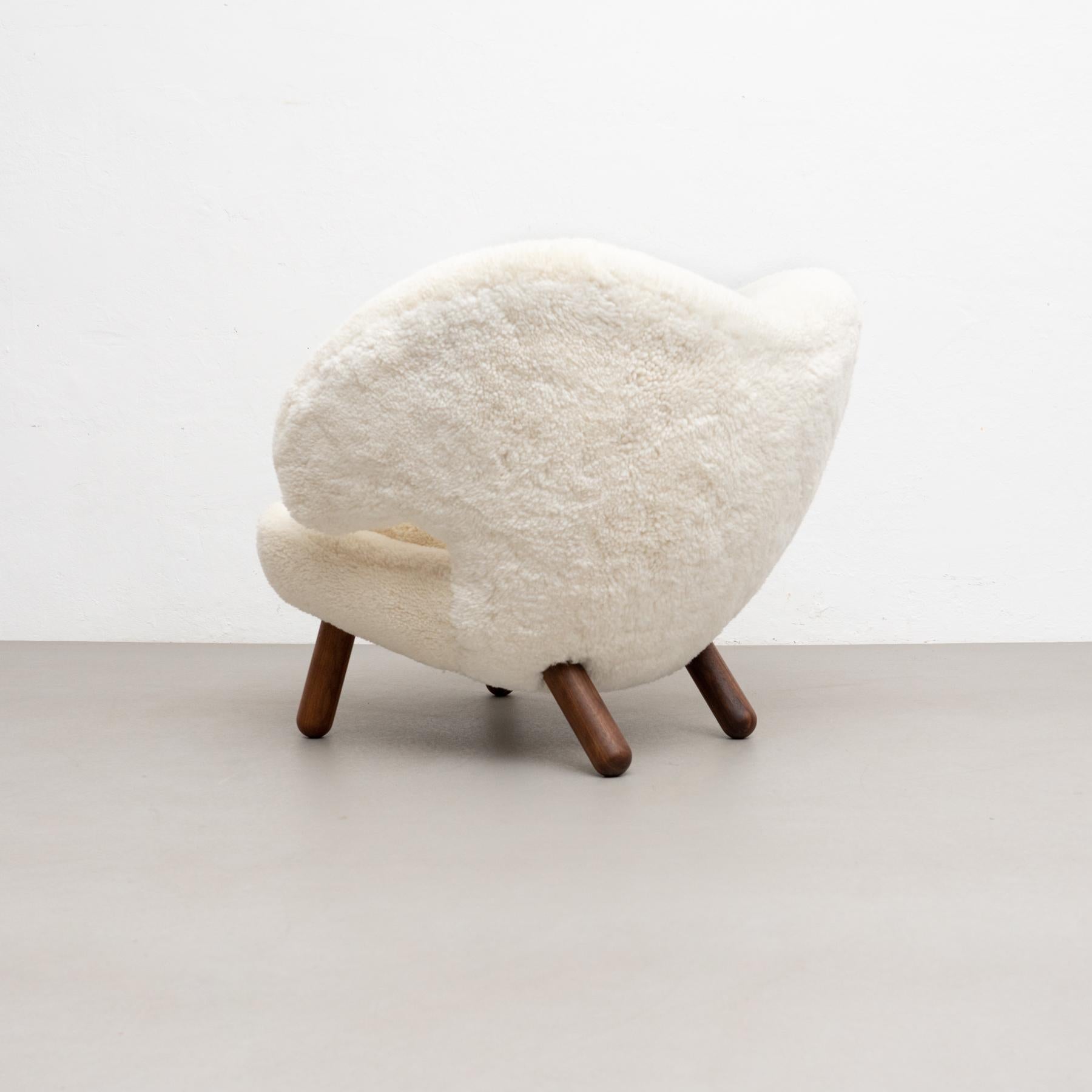 https://a.1stdibscdn.com/set-of-two-finn-juhl-pelican-chair-upholstered-in-gotland-sheepskin-for-sale-picture-7/f_14272/f_265775721639735303216/13Dec_baixa_397_master.jpg
