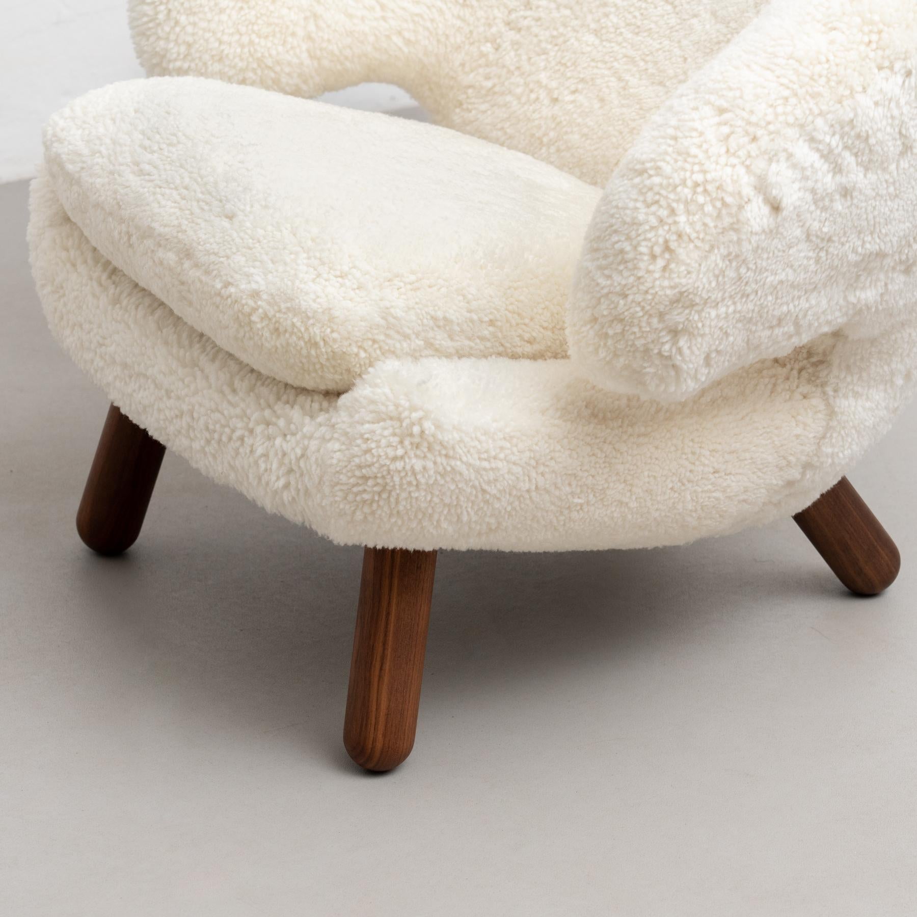 https://a.1stdibscdn.com/set-of-two-finn-juhl-pelican-chair-upholstered-in-gotland-sheepskin-for-sale-picture-9/f_14272/f_265775721639735304893/13Dec_baixa_402_master.jpg