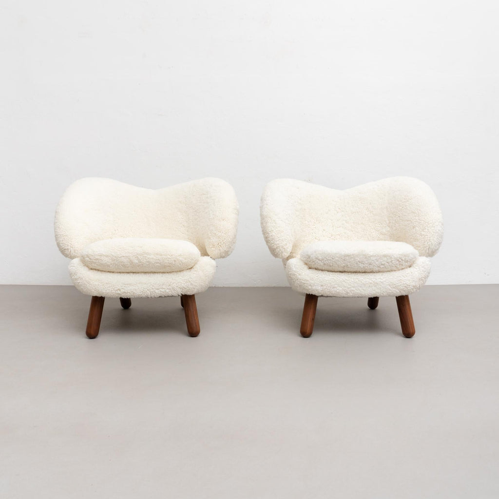 https://a.1stdibscdn.com/set-of-two-finn-juhl-pelican-chair-upholstered-in-gotland-sheepskin-for-sale-picture-4/f_14272/f_265775721639735330828/13Dec_baixa_411_master.jpg