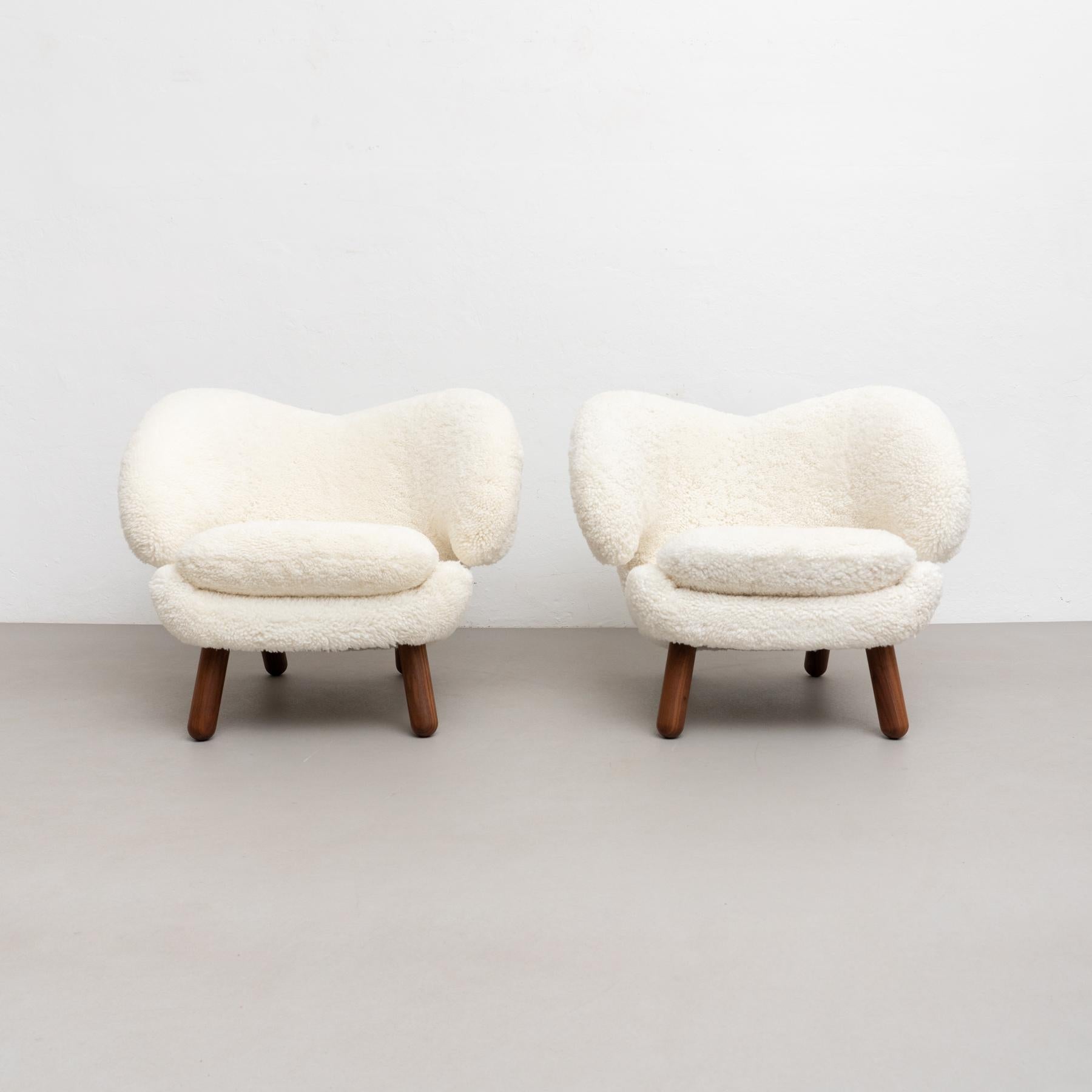 https://a.1stdibscdn.com/set-of-two-finn-juhl-pelican-chair-upholstered-in-gotland-sheepskin-for-sale-picture-4/f_14272/f_265775721639735330828/13Dec_baixa_411_master.jpg
