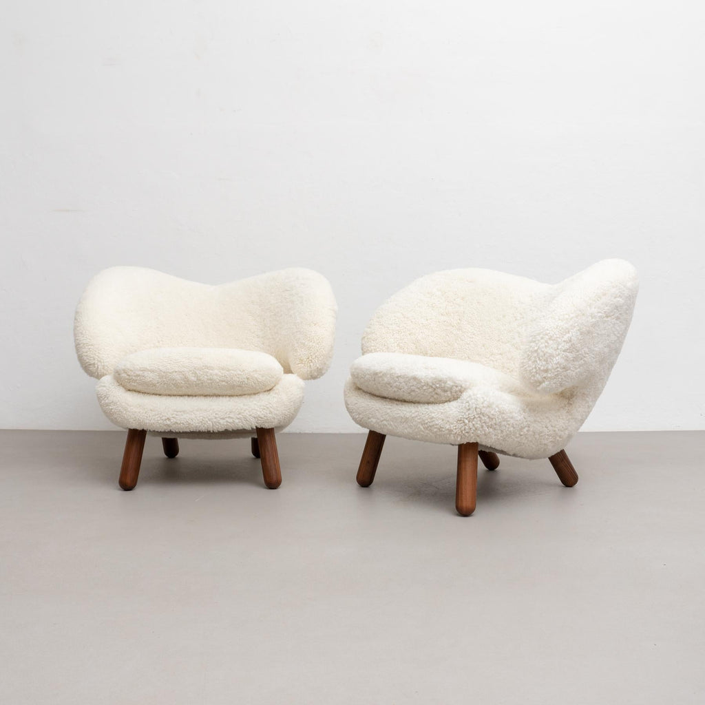 https://a.1stdibscdn.com/set-of-two-finn-juhl-pelican-chair-upholstered-in-gotland-sheepskin-for-sale-picture-3/f_14272/f_265775721639735330791/13Dec_baixa_412_master.jpg