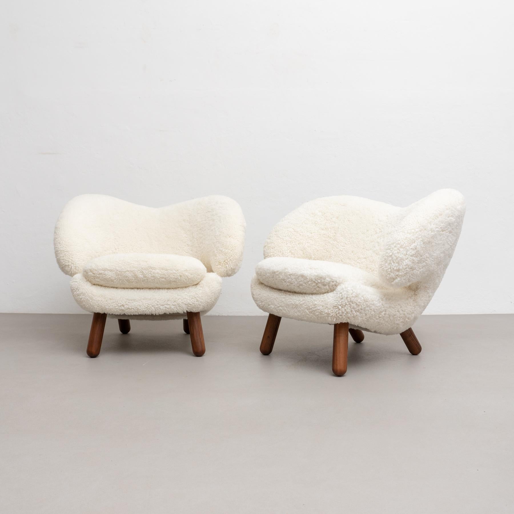 https://a.1stdibscdn.com/set-of-two-finn-juhl-pelican-chair-upholstered-in-gotland-sheepskin-for-sale-picture-3/f_14272/f_265775721639735330791/13Dec_baixa_412_master.jpg