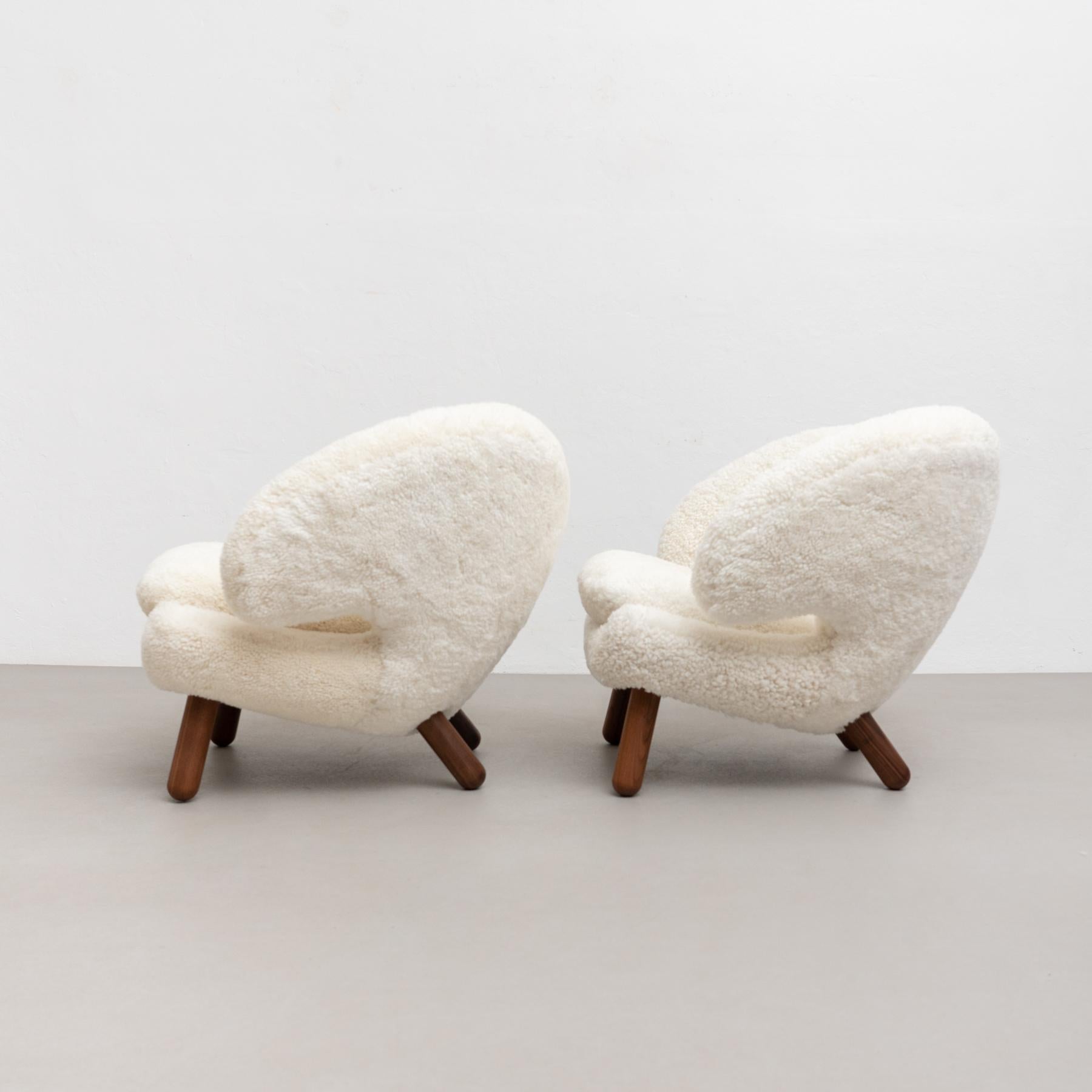https://a.1stdibscdn.com/set-of-two-finn-juhl-pelican-chair-upholstered-in-gotland-sheepskin-for-sale-picture-2/f_14272/f_265775721639735330779/13Dec_baixa_413_master.jpg