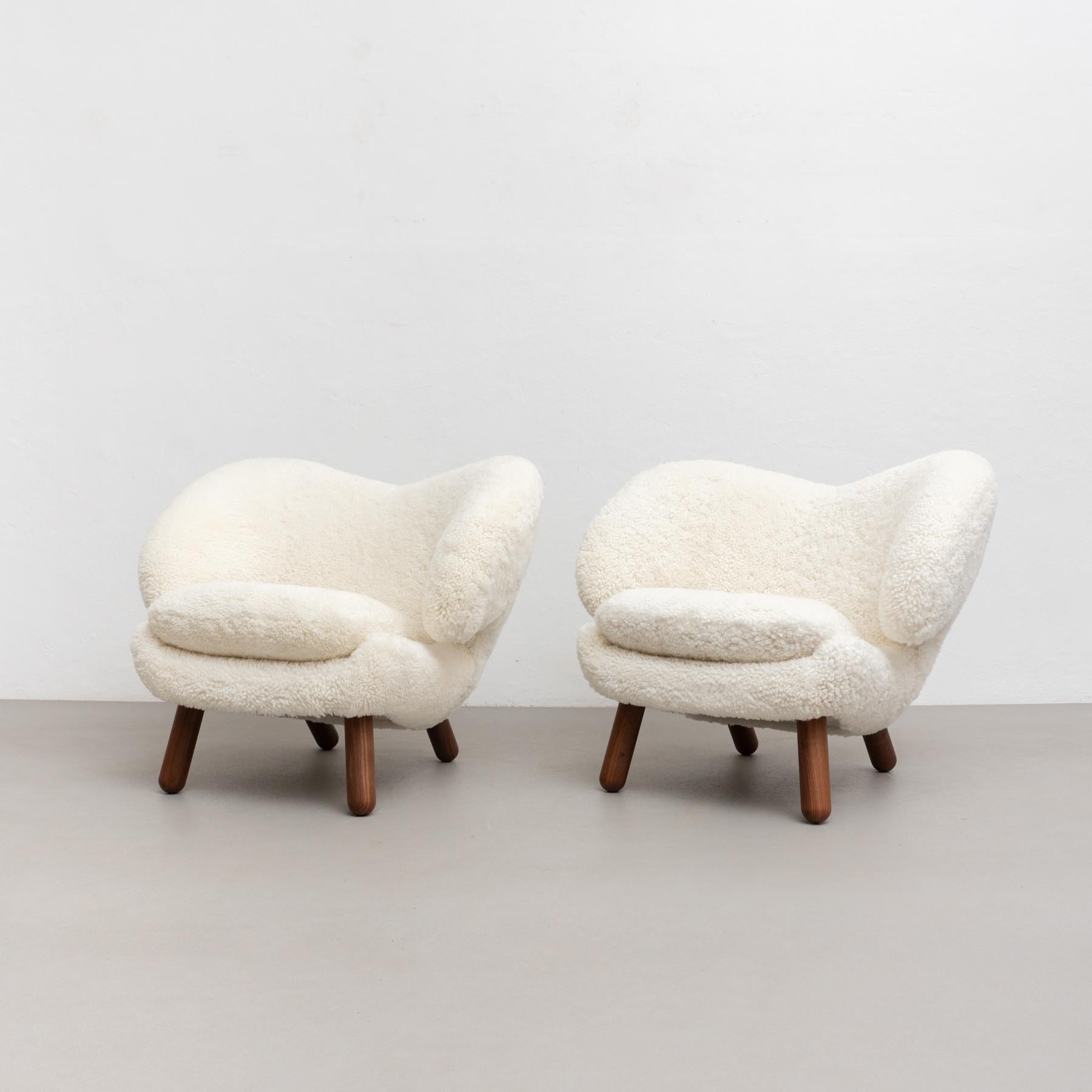 https://a.1stdibscdn.com/set-of-two-finn-juhl-pelican-chair-upholstered-in-gotland-sheepskin-for-sale-picture-13/f_14272/f_265775721639735450142/13Dec_baixa_414_master.jpg