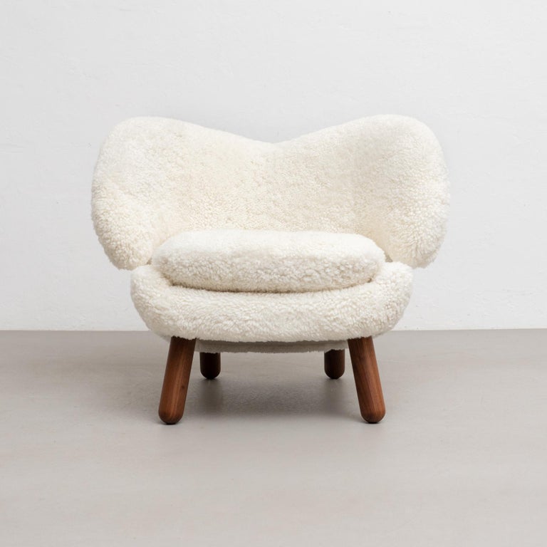 https://a.1stdibscdn.com/finn-juhl-pelican-chair-upholstered-in-gotland-sheepskin-for-sale-picture-2/f_14272/f_454067021749621643338/13Dec_baixa_419_master.jpg?width=768