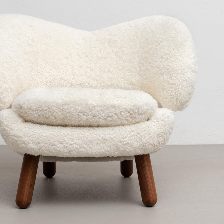 https://a.1stdibscdn.com/finn-juhl-pelican-chair-upholstered-in-gotland-sheepskin-for-sale-picture-3/f_14272/f_454067021749621644055/13Dec_baixa_421_master.jpg?width=768