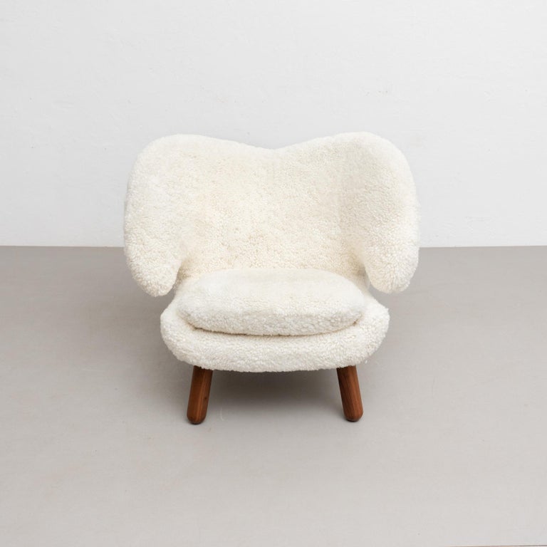 https://a.1stdibscdn.com/finn-juhl-pelican-chair-upholstered-in-gotland-sheepskin-for-sale-picture-4/f_14272/f_454067021749621644789/13Dec_baixa_422_master.jpg?width=768