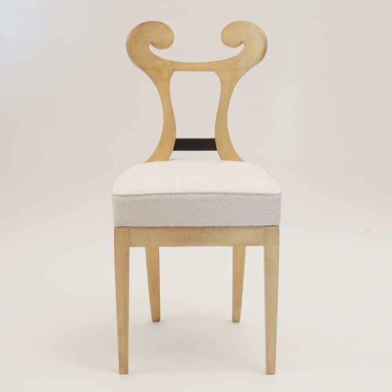 https://a.1stdibscdn.com/eclectica-set-of-8-white-biedermeier-dining-chairs-each-in-different-style-for-sale-picture-14/f_25683/f_461406221754336575950/13_ADX02825_master.jpeg?width=768