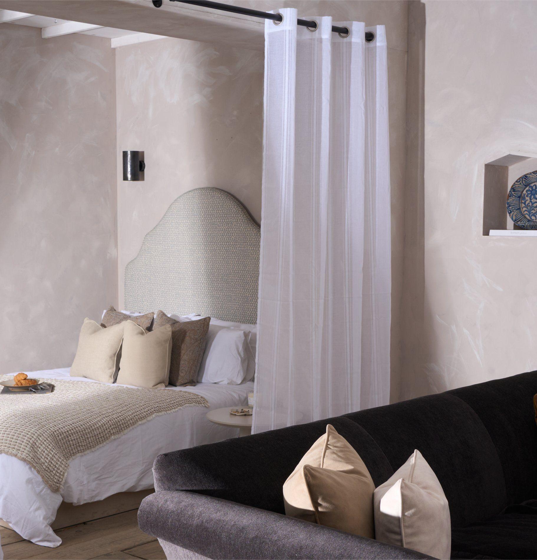 https://a.1stdibscdn.com/the-roskrow-sofa-for-sale-picture-13/f_68092/f_404216221719852534104/13_TRIALBEDROOM6307_master.jpeg