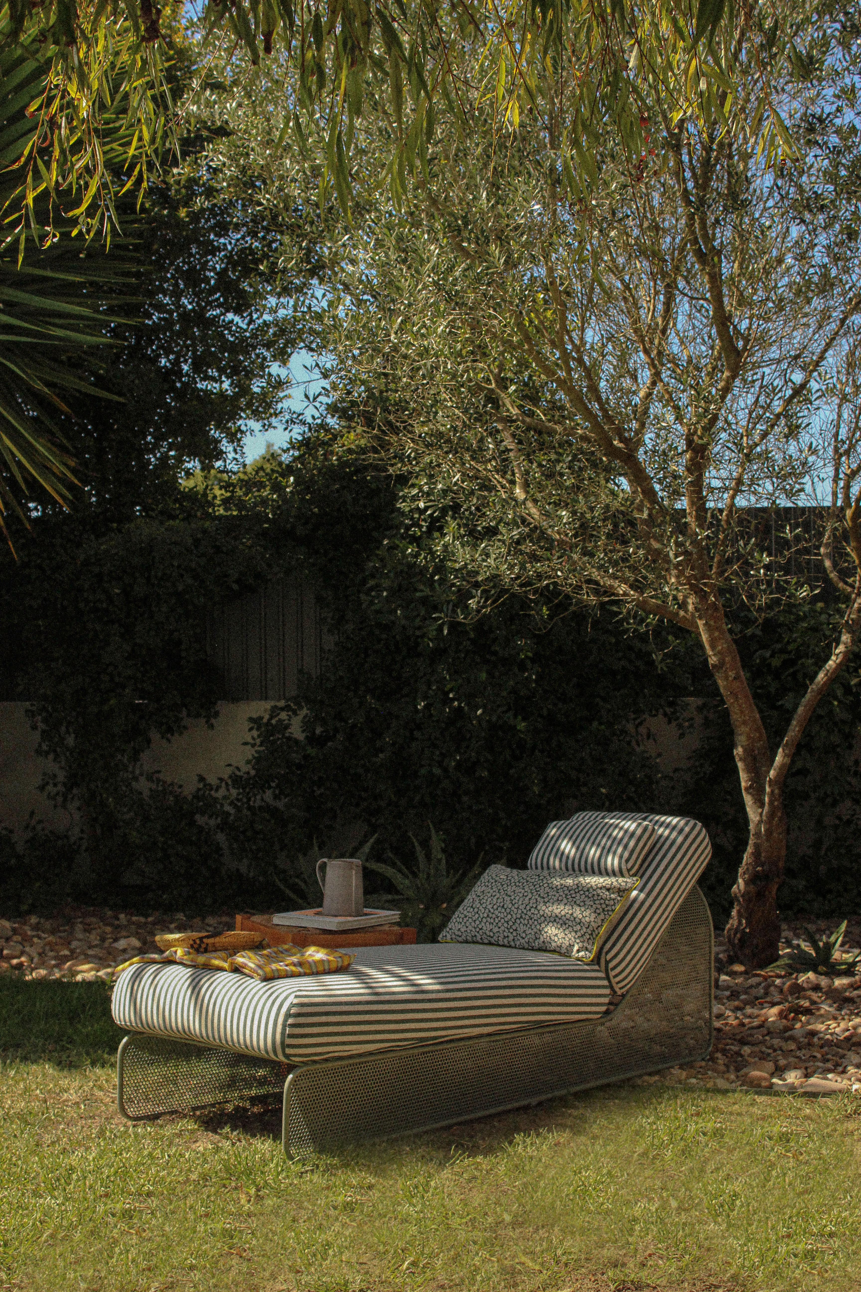 https://a.1stdibscdn.com/contemporary-riviera-day-bed-in-blaco-and-verde-lacquered-metal-for-outdoors-for-sale-picture-3/f_40973/f_386574821746628397644/13_master.jpg