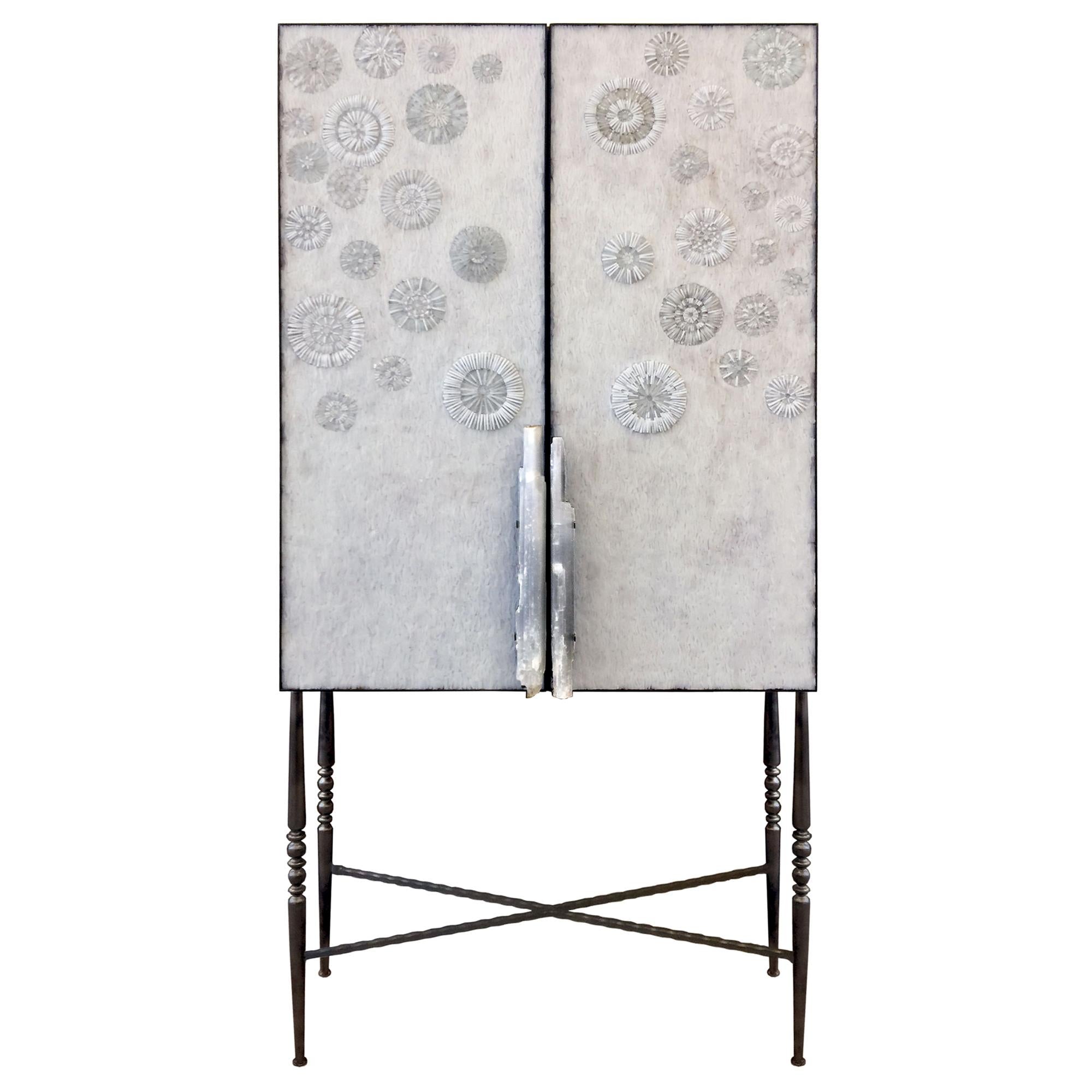 https://a.1stdibscdn.com/modern-white-blossom-glass-mosaic-dry-bar-with-selenite-handles-by-ercole-home-for-sale/1121189/f_140141121553185120709/14014112_master.jpg