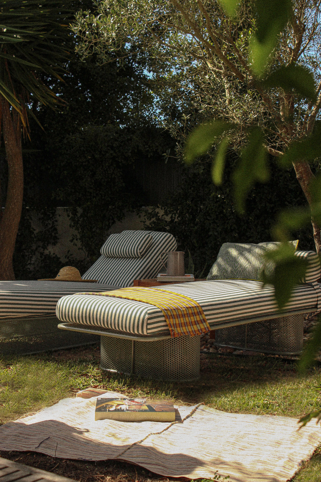 https://a.1stdibscdn.com/contemporary-riviera-day-bed-in-blaco-and-verde-lacquered-metal-for-outdoors-for-sale-picture-4/f_40973/f_386574821746628397668/15_master.jpg