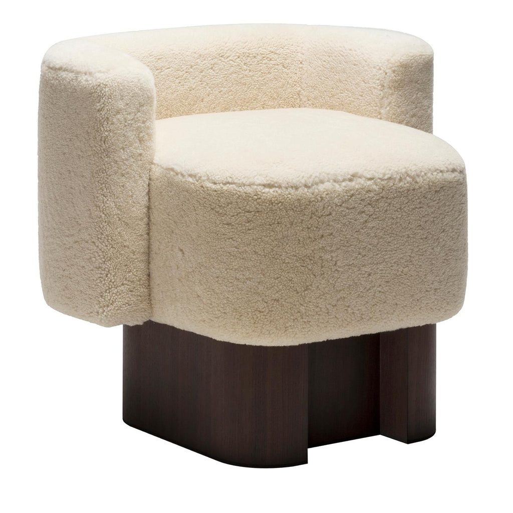 https://a.1stdibscdn.com/lloyd-armchair-white-by-giobagnara-for-sale-picture-4/f_17062/f_439696421741604368143/1621612450190_RASTNY_0061_GSHS435_Lloyd_armchair_SHEARLING_master.jpg