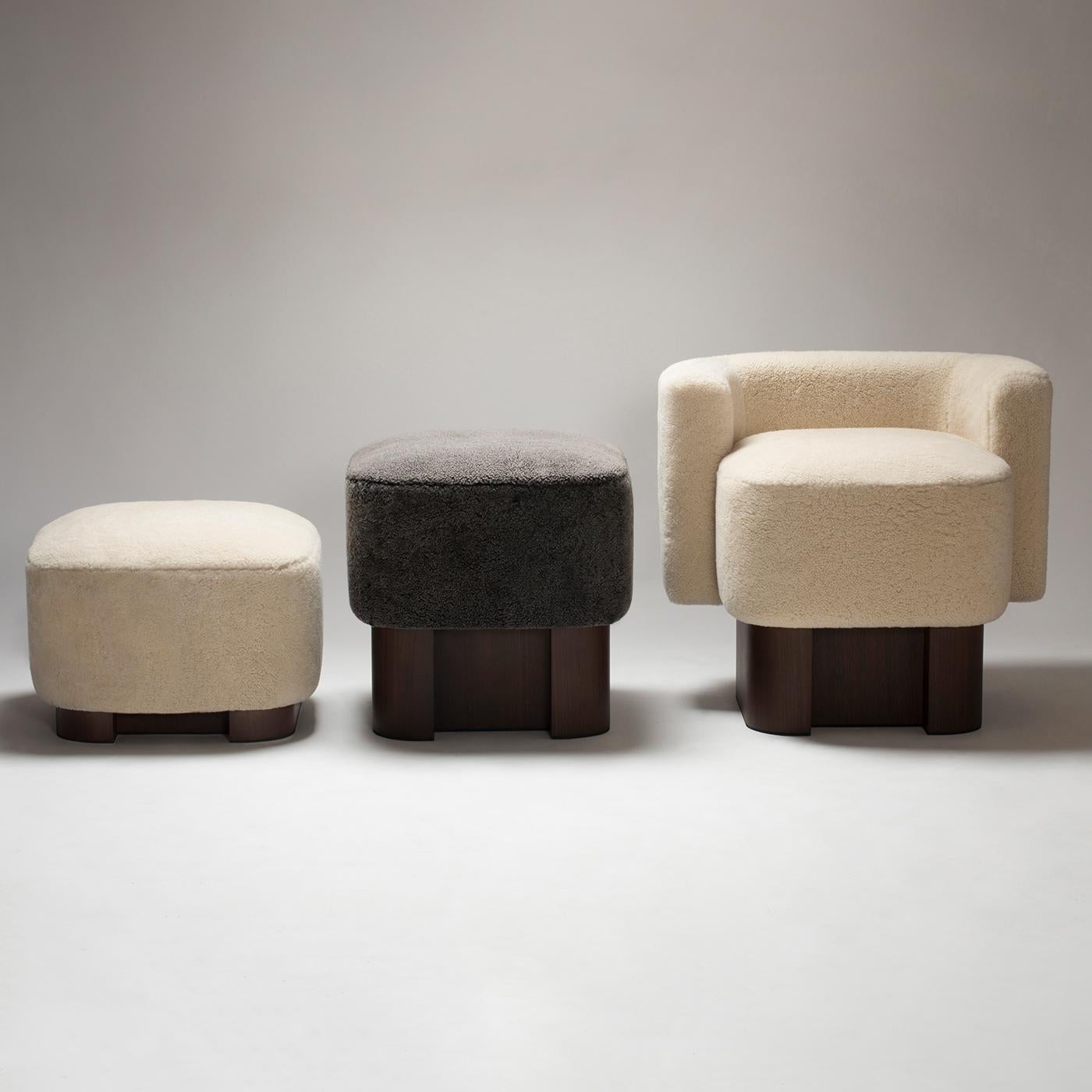 https://a.1stdibscdn.com/lloyd-armchair-white-by-giobagnara-for-sale-picture-2/f_17062/f_439696421741604368127/1621845183126_RASTNY_0048_GSHS431_433_435_Lloyd_shearling_Poufs_and_Armchair_LIFESTYLE01_master.jpg