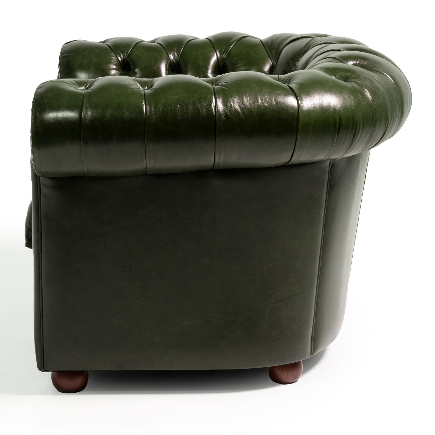 https://a.1stdibscdn.com/chesterfield-green-leather-armchair-for-sale-picture-3/f_17062/f_283499121650624811544/1644507887716_ARTSNY_0017_DSC07842_master.jpg