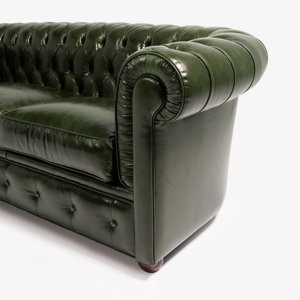 https://a.1stdibscdn.com/chesterfield-green-leather-3-seater-sofa-for-sale-picture-2/f_17062/f_283500521650625324639/1644508163529_ARTSNY_0021_DSC07762_master.jpg