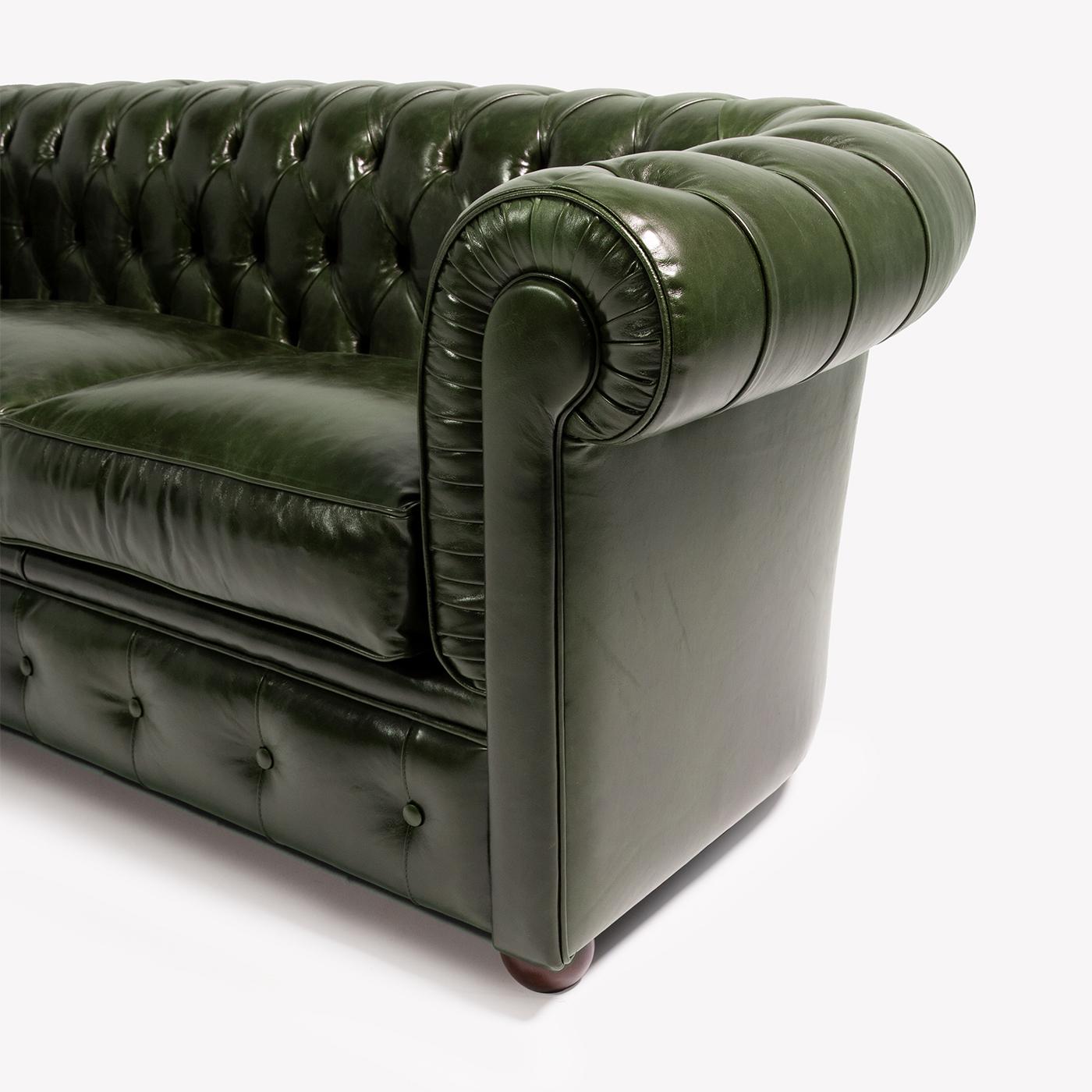 https://a.1stdibscdn.com/chesterfield-green-leather-3-seater-sofa-for-sale-picture-2/f_17062/f_283500521650625324639/1644508163529_ARTSNY_0021_DSC07762_master.jpg