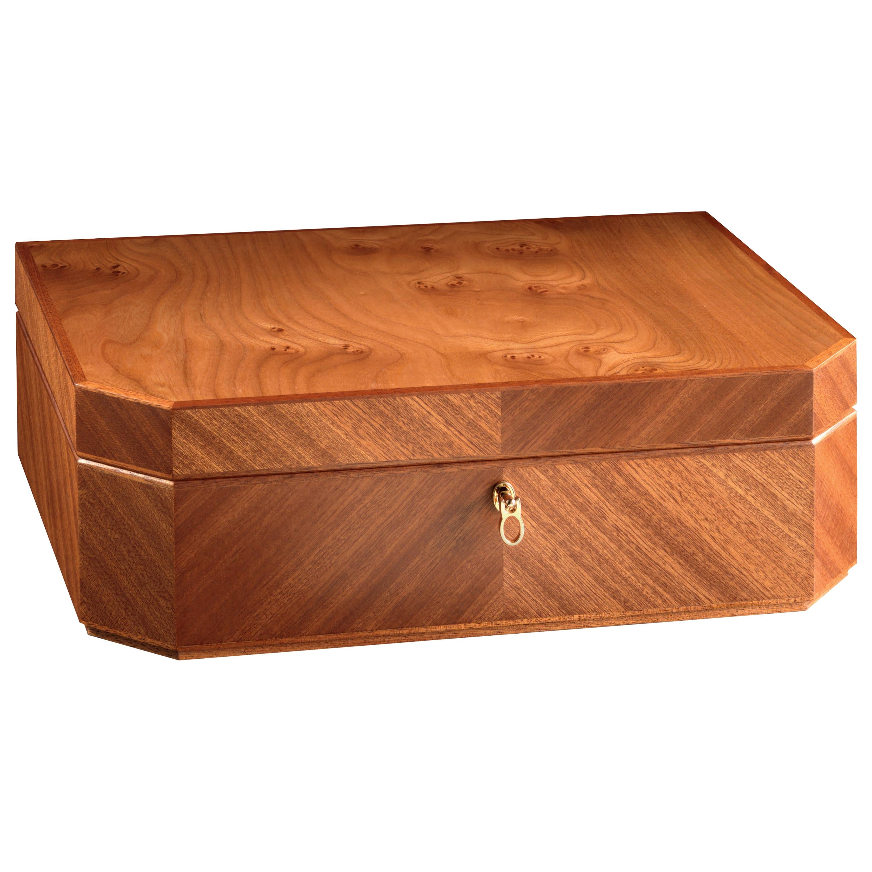 https://a.1stdibscdn.com/agresti-il-bauletto-jewelry-box-in-briar-and-mahogany-for-sale/1121189/f_166187721572088093545/16618772_master.jpg