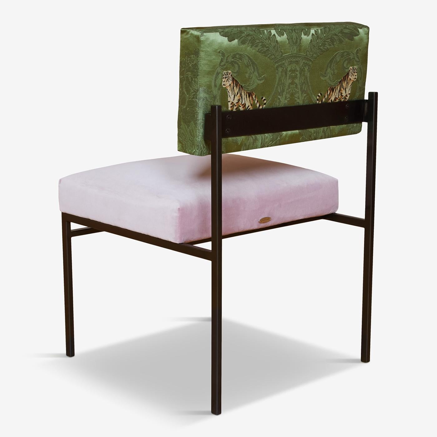 https://a.1stdibscdn.com/aurea-pink-jungle-dining-chair-for-sale-picture-3/f_17062/f_327021321676029448857/1675346550092_TRTRNY_0043_Copie_20de_20Biosofa_20Aurea_20sustainable_20dining_20chair_20IMG_0810_a_master.jpg