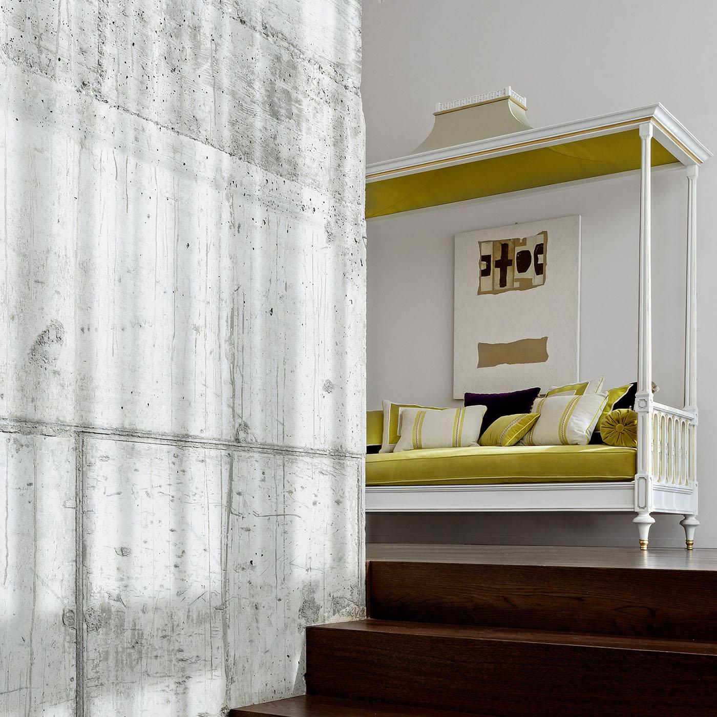 https://a.1stdibscdn.com/wilson-sofa-with-canopy-for-sale-picture-3/f_17062/f_356056421691489005268/1688129523532_TAATNY_0008_Provasi_0493_master.jpg