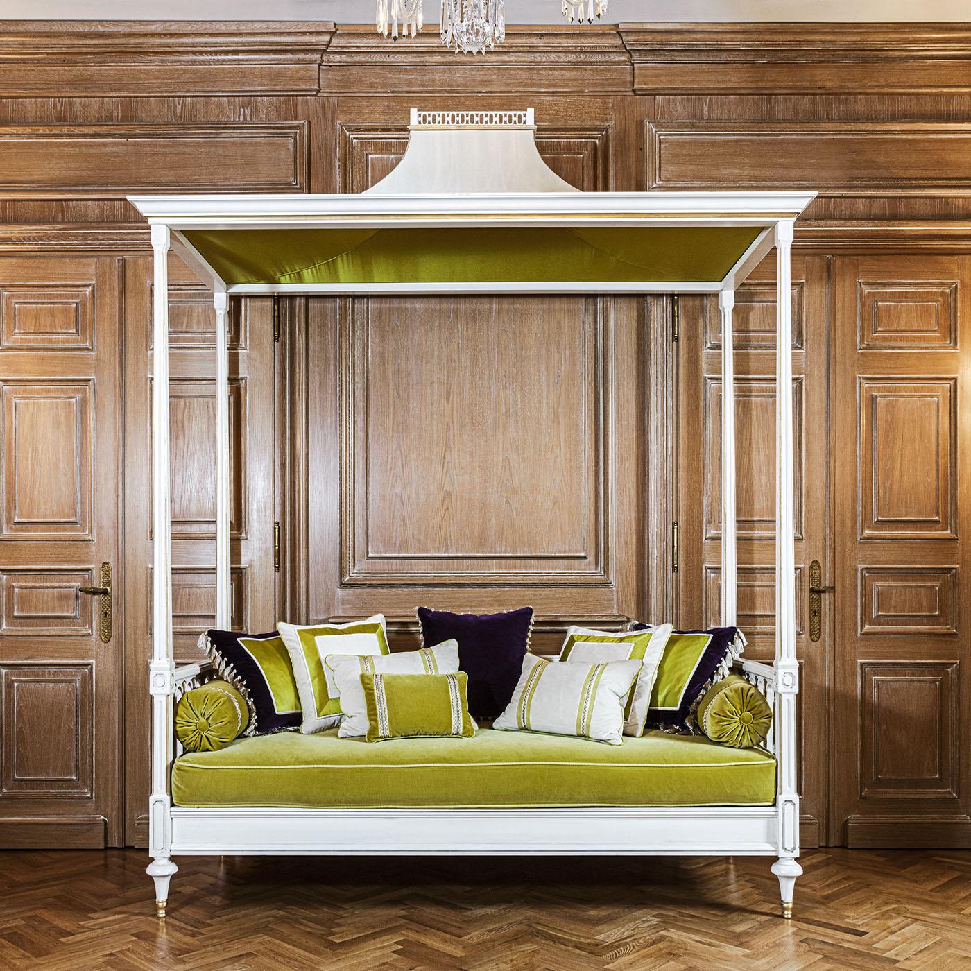 https://a.1stdibscdn.com/wilson-sofa-with-canopy-for-sale-picture-4/f_17062/f_356056421691489005654/1688129537159_TAATNY_0142_32A0233_master.jpg