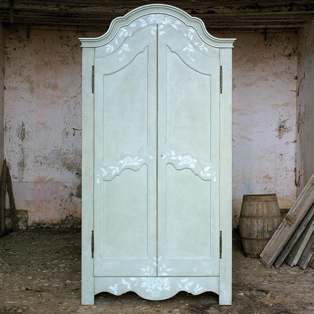 https://a.1stdibscdn.com/blue-mantegna-armoire-with-textural-white-flowers-for-sale-picture-3/f_17062/f_352315621689346162311/1688391930130_ASTMNY_0042_Mantegna_Armoire_2_Copia_master.jpg