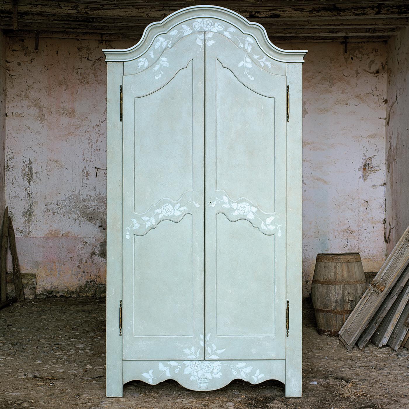 https://a.1stdibscdn.com/blue-mantegna-armoire-with-textural-white-flowers-for-sale-picture-3/f_17062/f_352315621689346162311/1688391930130_ASTMNY_0042_Mantegna_Armoire_2_Copia_master.jpg
