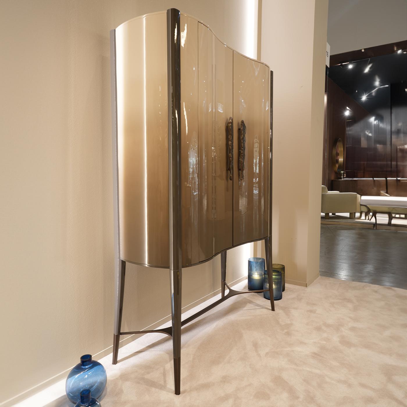 https://a.1stdibscdn.com/caleido-lacquered-bar-cabinet-for-sale-picture-4/f_17062/f_356136721691510626026/1688974598805_ASTMNY_0005_CAFEVR_055_5__master.jpg