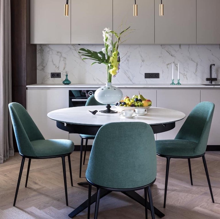https://a.1stdibscdn.com/set-of-8-dining-chairs-in-metallic-frame-for-sale-picture-9/f_27693/f_302252421663222721771/170180784_10221938950277238_8444252132560899461_n_master.jpg?width=768