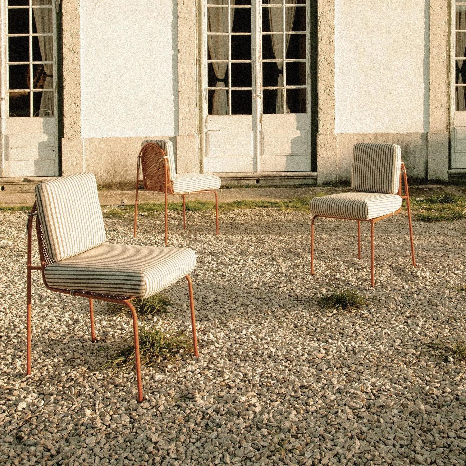 https://a.1stdibscdn.com/contemporary-riviera-chair-in-lacquered-salmon-metal-for-outdoors-for-sale-picture-7/f_40973/f_386545621709296184889/1707215842169_sem_tigrtulo_1_ezgif_com_webp_to_jpg_converter_master.jpg