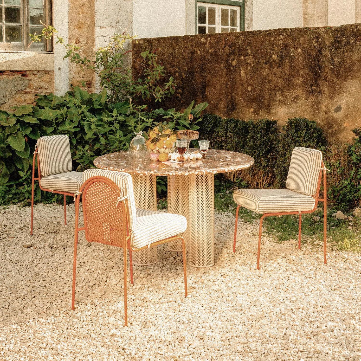 https://a.1stdibscdn.com/contemporary-riviera-chair-in-lacquered-salmon-metal-for-outdoors-for-sale-picture-4/f_40973/f_386545621709295969793/1707215842223_sem_fefwtitulo_1_master.jpg