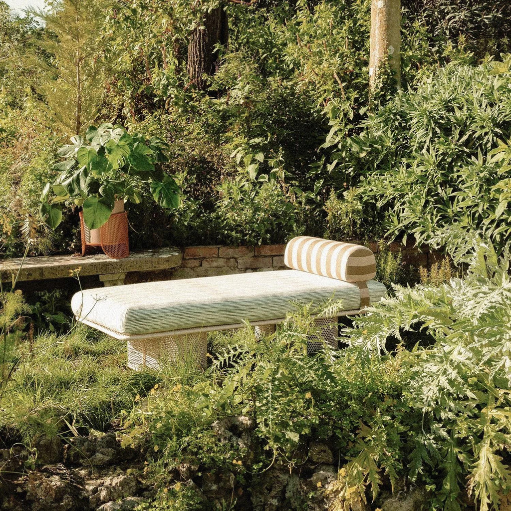 https://a.1stdibscdn.com/contemporary-riviera-bench-in-lacquered-nude-metal-stripes-fabric-for-outdoors-for-sale-picture-3/f_40973/f_386547521709297770007/1707216056840_sem_hthtulo_1_ezgif_com_webp_to_jpg_converter_master.jpg