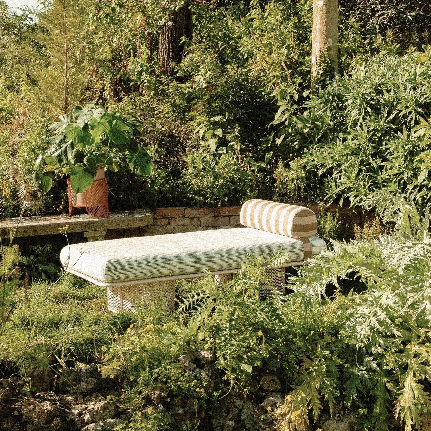 https://a.1stdibscdn.com/contemporary-riviera-bench-in-lacquered-nude-metal-stripes-fabric-for-outdoors-for-sale-picture-3/f_40973/f_386547521709297770007/1707216056840_sem_hthtulo_1_ezgif_com_webp_to_jpg_converter_master.jpg