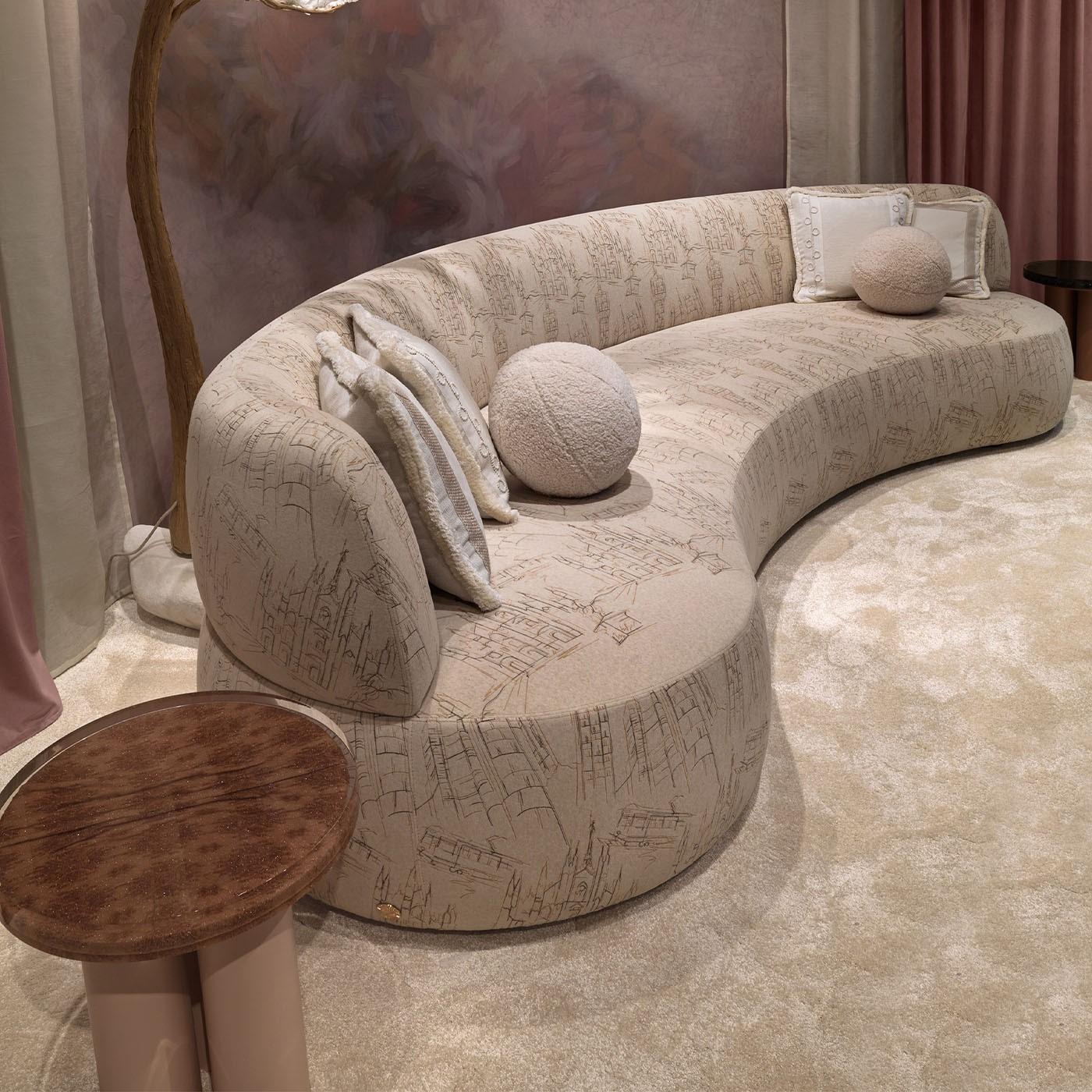 https://a.1stdibscdn.com/duse-cityscape-embroidered-beige-fabric-sofa-for-sale-picture-2/f_17062/f_405802621720690884966/1719301167927_AAEENY_0042_DUSE_5_master.jpeg