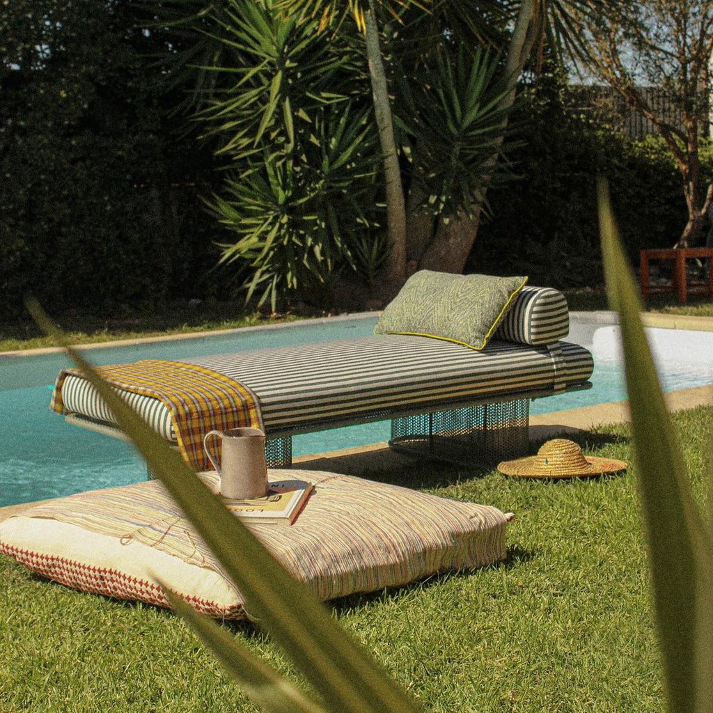 https://a.1stdibscdn.com/riviera-bench-180cm-in-lacquered-gold-metal-stripes-fabric-for-outdoors-for-sale-picture-9/f_40973/f_468952221759415956019/1722420263271_3_1__master.jpg