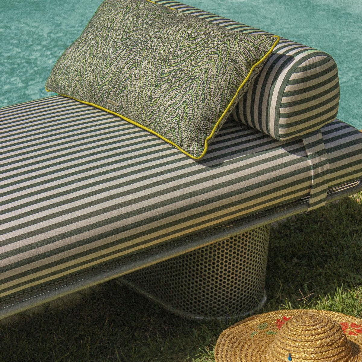 https://a.1stdibscdn.com/riviera-bench-180cm-in-lacquered-ivory-metal-stripes-fabric-for-outdoors-for-sale-picture-8/f_40973/f_468949721759415715843/1722420263271_3_2__master.jpg