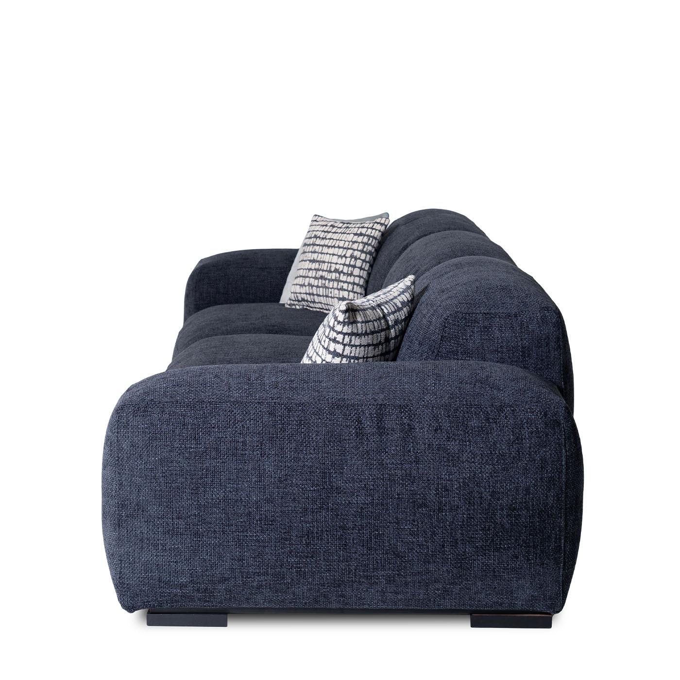https://a.1stdibscdn.com/placido-blue-fabric-3-seater-sofa-by-mantellassi-1926-for-sale-picture-6/f_17062/f_453072321749031277352/1739888299734_MATENY_0014_Copia_20di_20Placido_20divano_203_20posti_20tessuto_20Axum_20blu_207_master.jpg