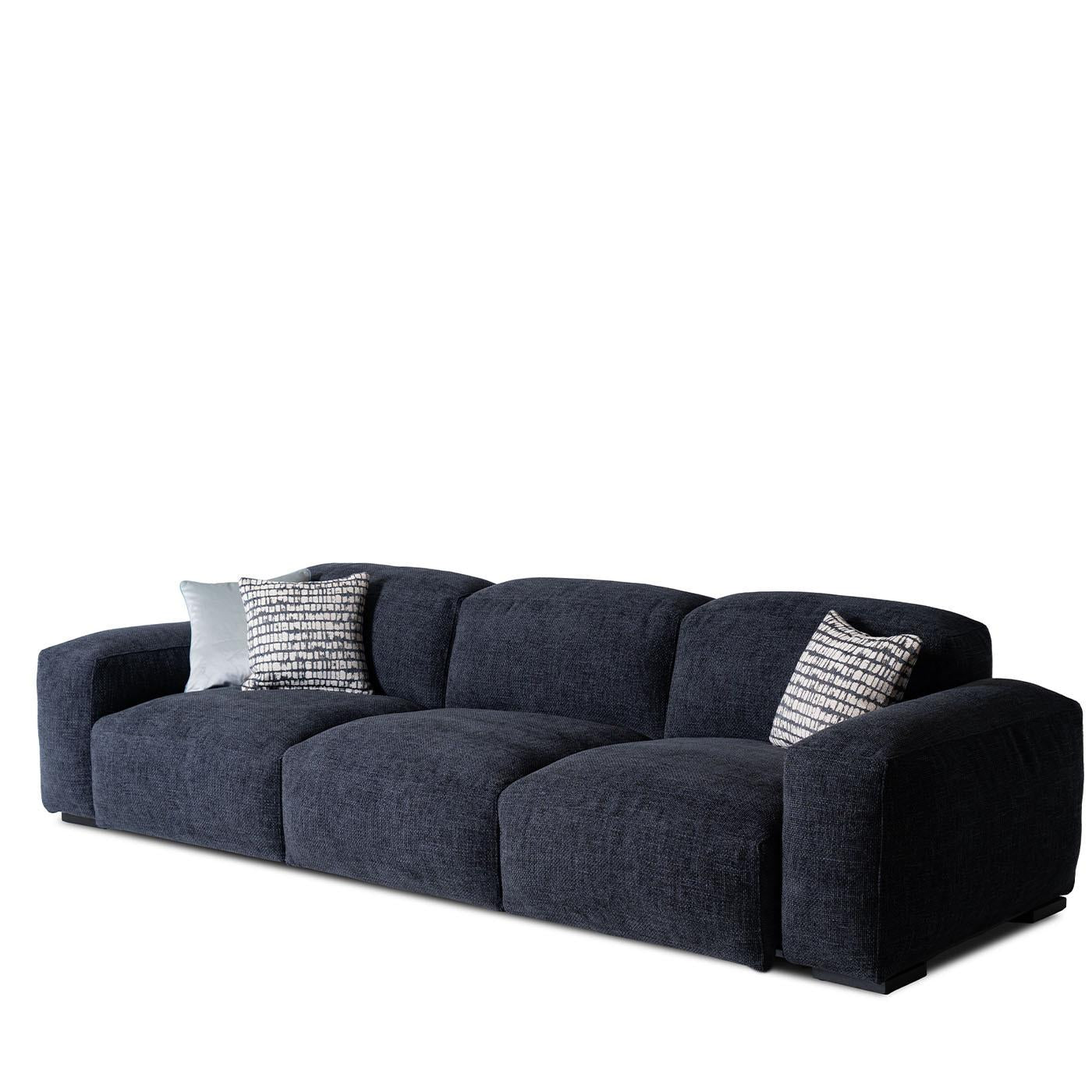 https://a.1stdibscdn.com/placido-blue-fabric-3-seater-sofa-by-mantellassi-1926-for-sale-picture-5/f_17062/f_453072321749031277212/1739888329109_MATENY_0015_Copia_20di_20Placido_20divano_203_20posti_20tessuto_20Axum_20blu_206_master.jpg