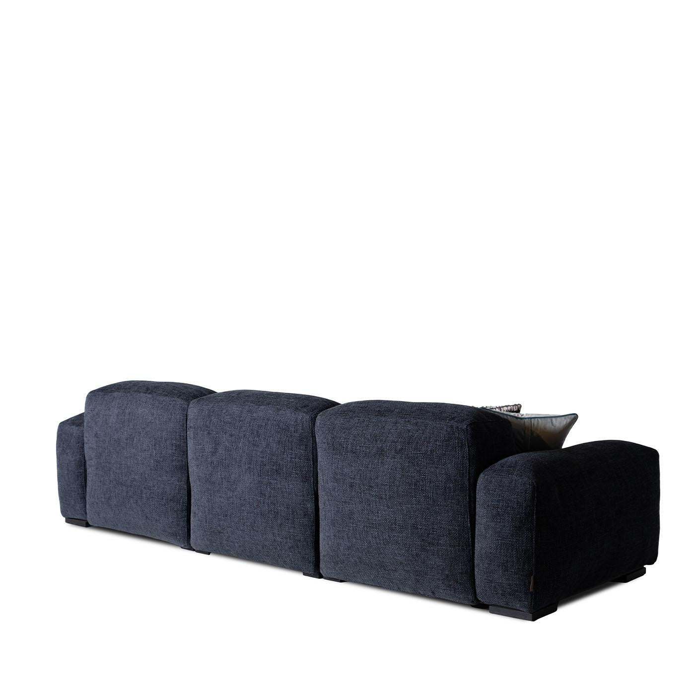 https://a.1stdibscdn.com/placido-blue-fabric-3-seater-sofa-by-mantellassi-1926-for-sale-picture-3/f_17062/f_453072321749031277052/1739888353463_MATENY_0013_Copia_20di_20Placido_20divano_203_20posti_20tessuto_20Axum_20blu_208_master.jpg