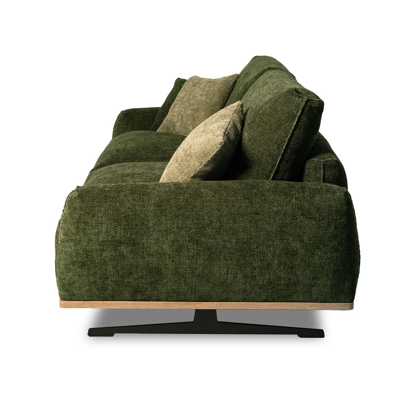 https://a.1stdibscdn.com/boboli-green-fabric-sofa-with-wooden-base-by-mantellassi-1926-for-sale-picture-2/f_17062/f_453074421749032088954/1739889398228_MATENY_0160_Copia_20di_20_DSC4058_master.jpg